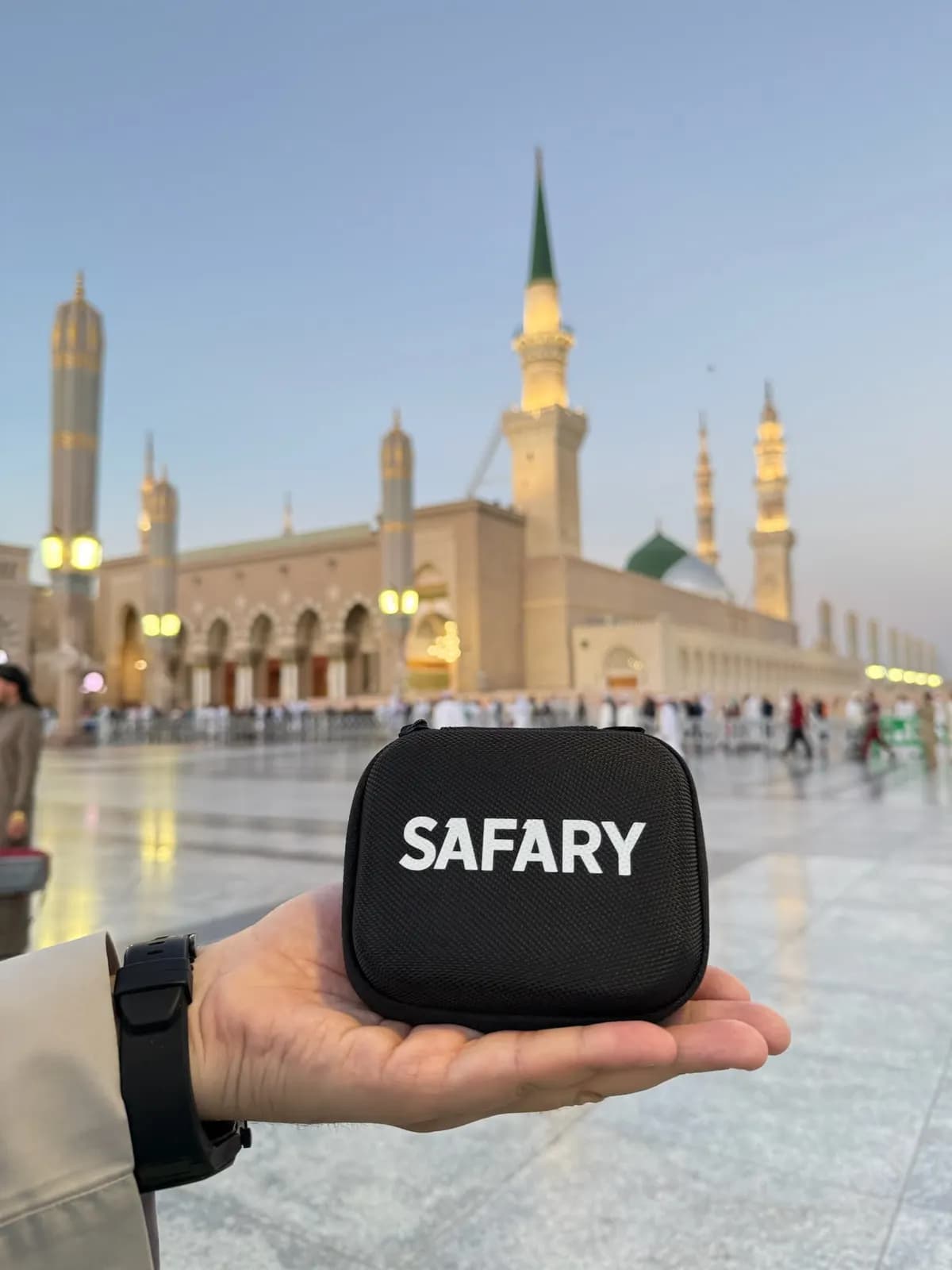 Mescid-i Nebevi önünde Safary cihaz kutusu