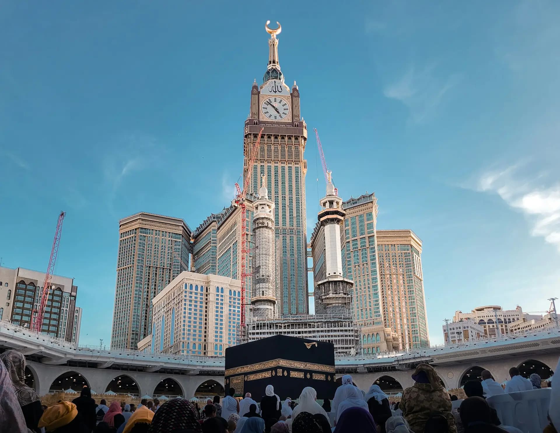Mekke'de Saat Kulesi ve Mescid-i Haram çevresi