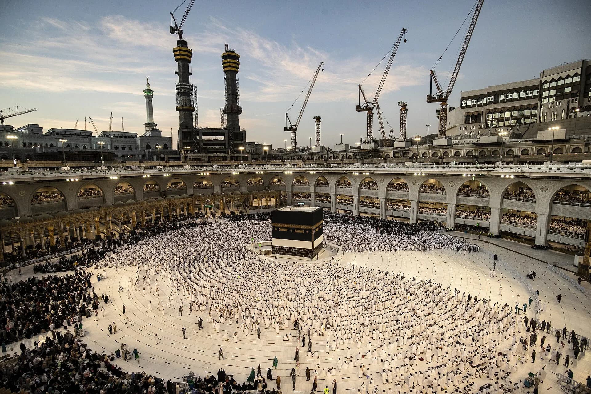 Mescid-i Haram'da Kâbe ve avluda namaz kılan misafirler