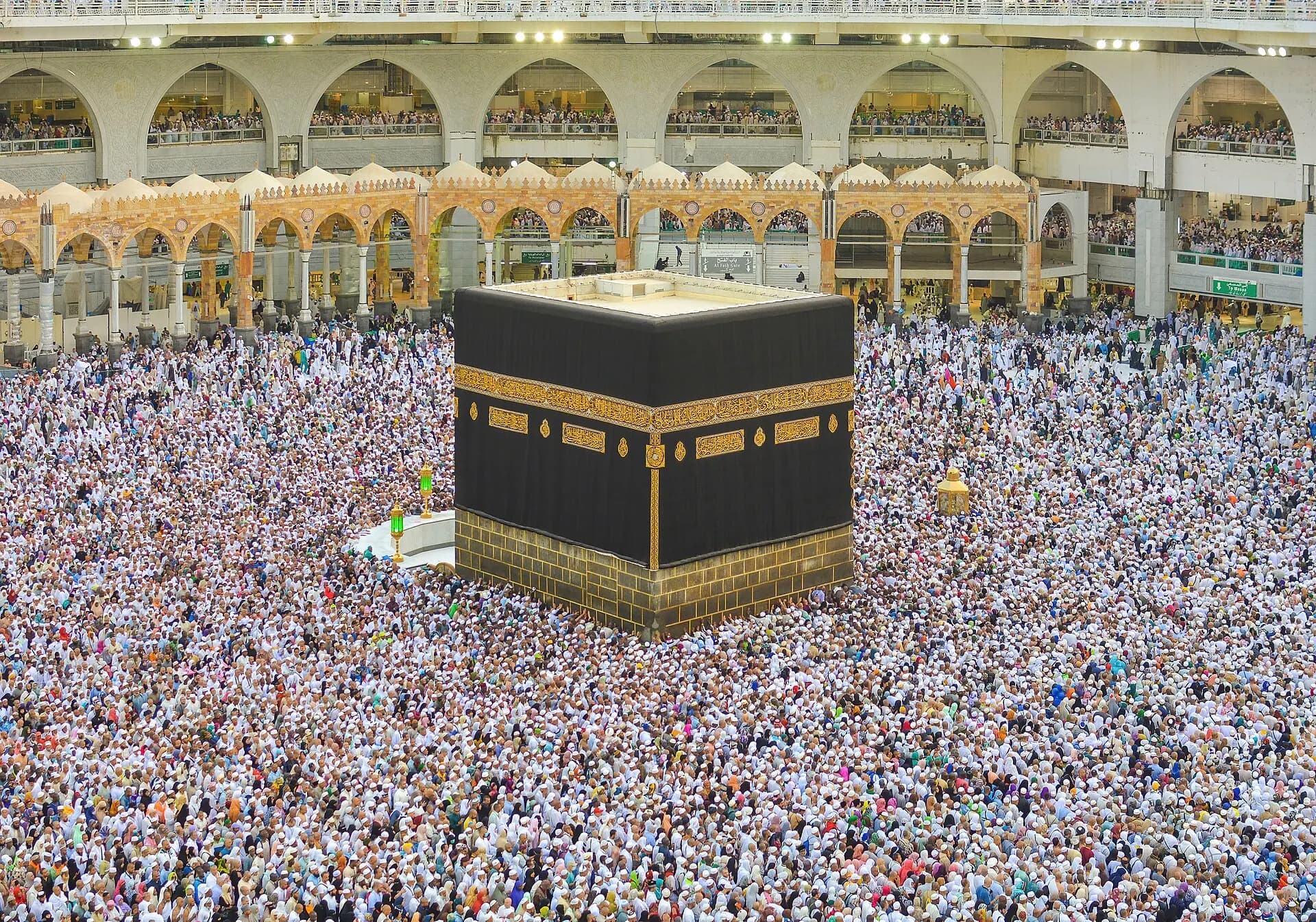 Mescid-i Haram'da Kâbe ve tavaf eden hacılar