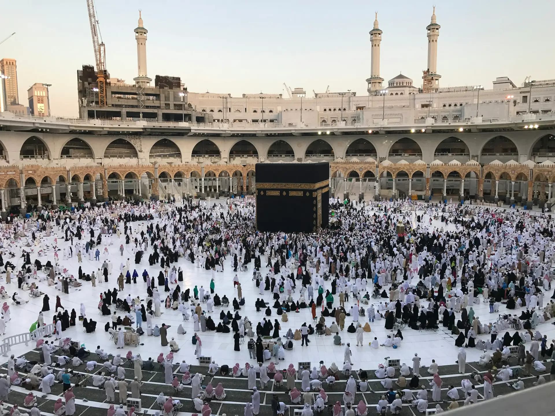 Mescid-i Haram'ın avlusunda namaz kılan misafirler